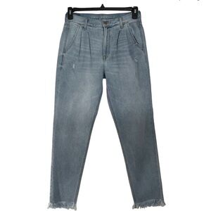 American Eagle SZ 6 LONG Mom Jeans Pleated Light Wash Pockets Distressed Frayed
